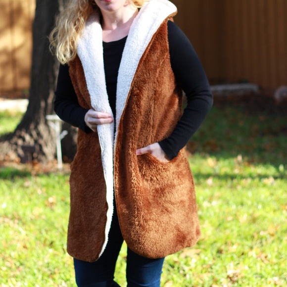 1-Day Deal! 🎉 LAST ONE! Fuzzy Hooded Vest - Picture 3 of 8